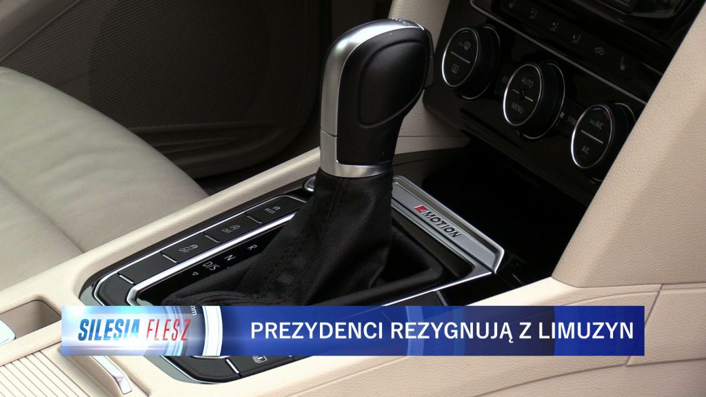 Auto jest bardzo dobrze wyposażone – przednie fotele są podgrzewane, schowek chłodzony a podróżującym upał nie będzie straszny, bo pojazd posiada 3-strefową automatyczną klimatyzację