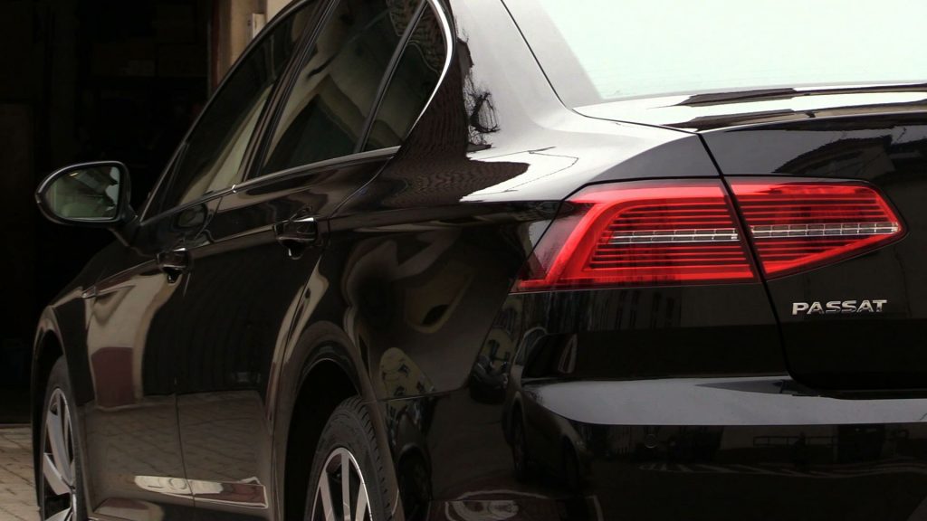 Auto jest bardzo dobrze wyposażone – przednie fotele są podgrzewane, schowek chłodzony a podróżującym upał nie będzie straszny, bo pojazd posiada 3-strefową automatyczną klimatyzację