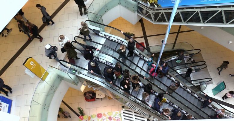 Parkowanie na co drugim miejscu, jedzenie tylko na wynos. Wytyczne dla galerii handlowych