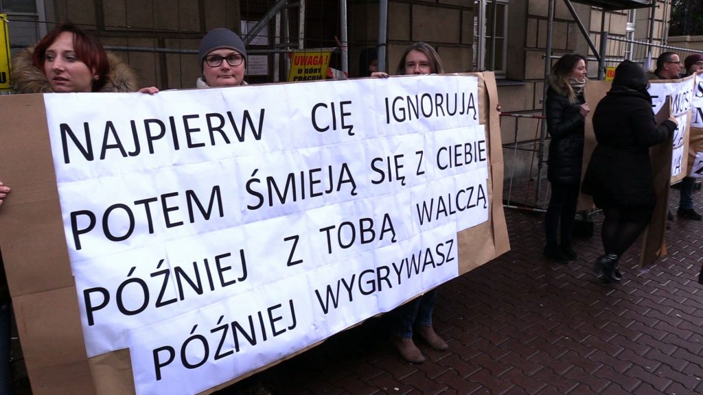 Dzisiejszy protest był bardzo cichy i trwał zaledwie kilkanaście minut. Pracownicy wyszli z transparentami po czym wrócili do swoich obowiązków