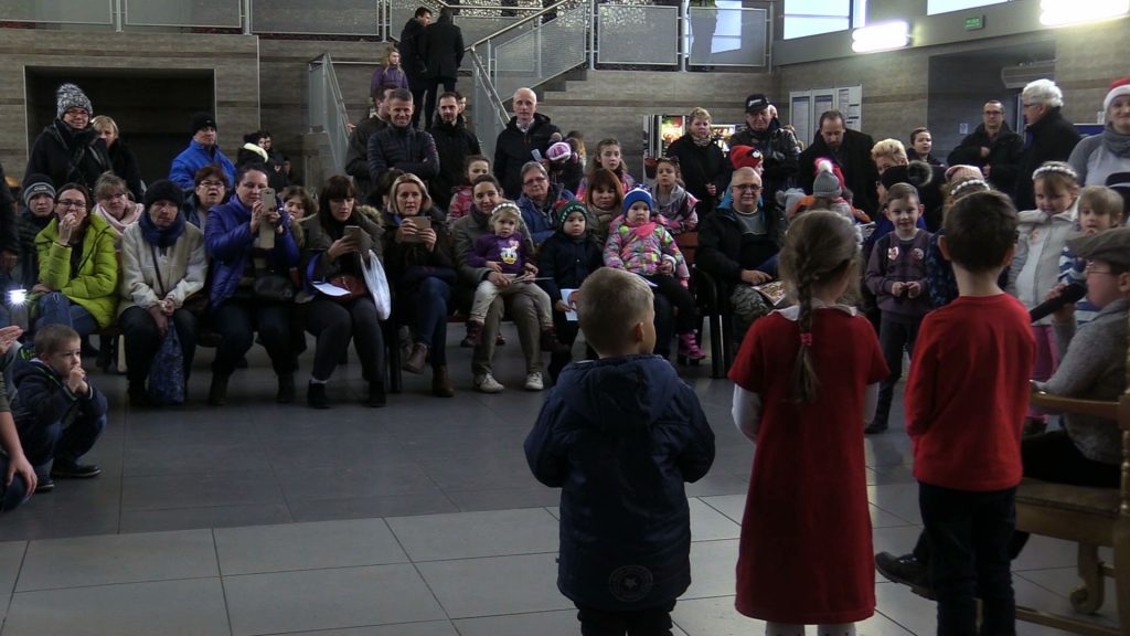 Chociaż obiekt w środku wyremontowany został już kilka lat temu, to oni wciąż raz w roku spotykają się w nim, aby wystroić choinkę