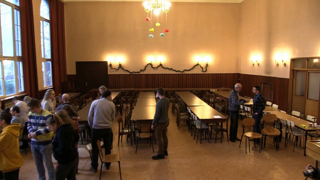 Dmuchanie balonów, pakowanie paczek i pełne ręce roboty. Wolontariusze przygotowują imprezę dla potrzebujących. Sylwester z Ubogimi w Katowicach to szczególne wydarzenie