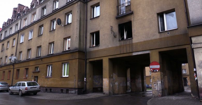 W mieszkaniu, w którym wybuchł pożar strażacy na łóżku znaleźli zwęglone zwłoki. To zwłoki mężczyzny w nieustalonym wieku