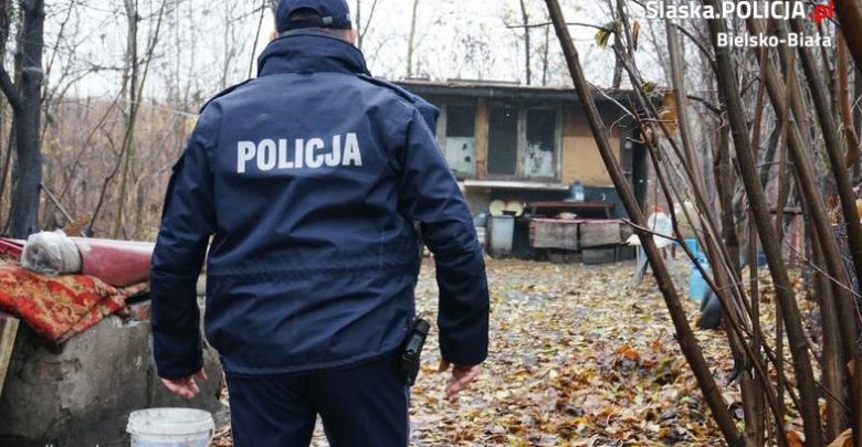 Pił wodę z kałuży, mieszkał w garażu. 43-latek w stanie hipotermii trafił do szpitala (fot. Śląska Policja)