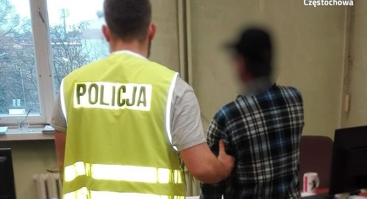 Śląskie: W ciągu jednego dnia spowodował trzy kolizje. Jak wytrzymało to jego seicento, które miało "bliższy kontakt" z autobusem? (fot. KMP Częstochowa)