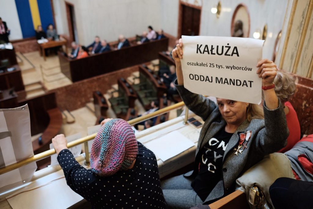 W sali sejmu śląskiego oprócz radnych pojawili się także protestujący przeciwko poparciu przez radnego - a obecnie wicemarszałka Wojciecha Kałużę - Prawa i Sprawiedliwości (fot.Paweł Jędrusik)