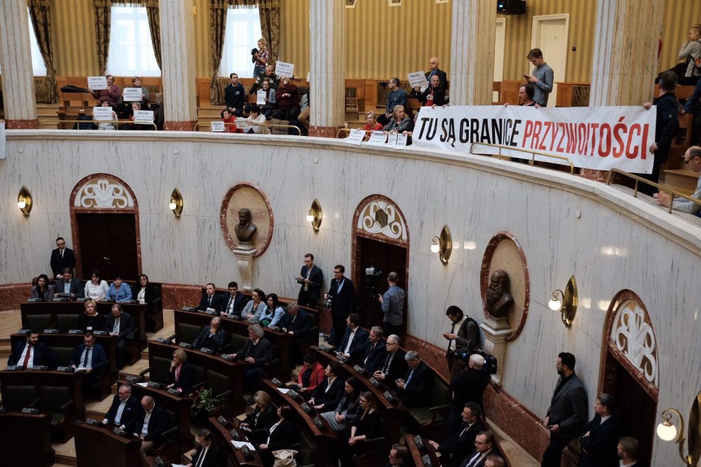 rotest przebiega spokojnie - członkowie grupy Śląska Grupa Obywatelska nie wznoszą okrzyków, wywieszają tylko transparenty i obserwują obrady sejmiku (fot.Paweł Jędrusik)