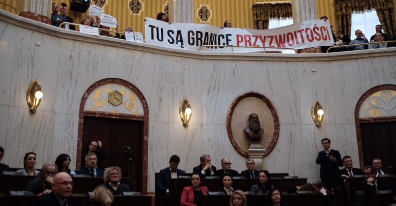 TU SĄ GRANICE PRZYZWOITOŚCI. Protest przeciwko Wojciechowi Kałuży podczas sesji sejmiku śląskiego (fot.Paweł Jędrusik)