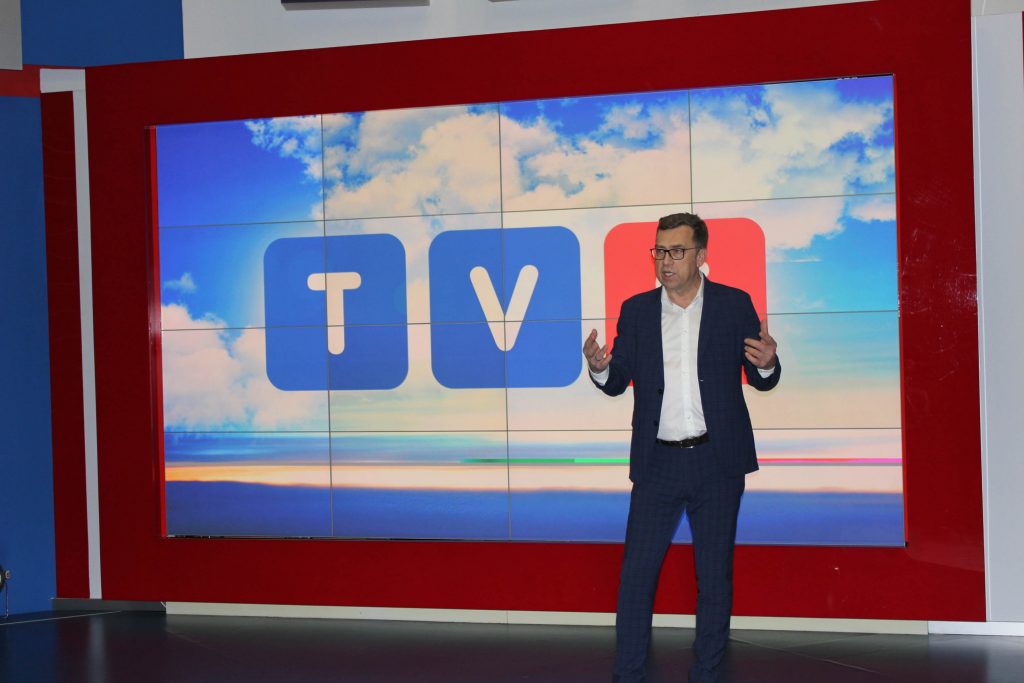 Z tego, jak występować publicznie aby przyciągać uwagę i umiejętnie przemawiać do grona odbiorców uczył ten, który robi to wyśmienicie od lat - Maciej Orłoś