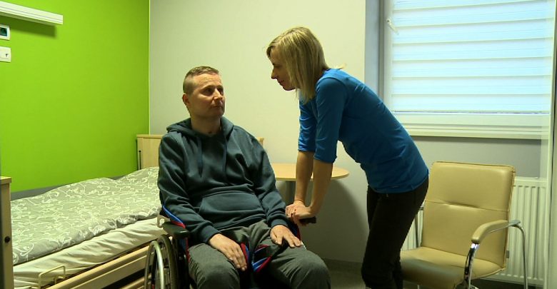 Jest całkowicie sparaliżowany, nie rusza ani rękami, ani nogami. Od czasu wypadku w parku trampolin przebywa w ośrodku opieki długoterminowej BetaMed S.A. w Chorzowie