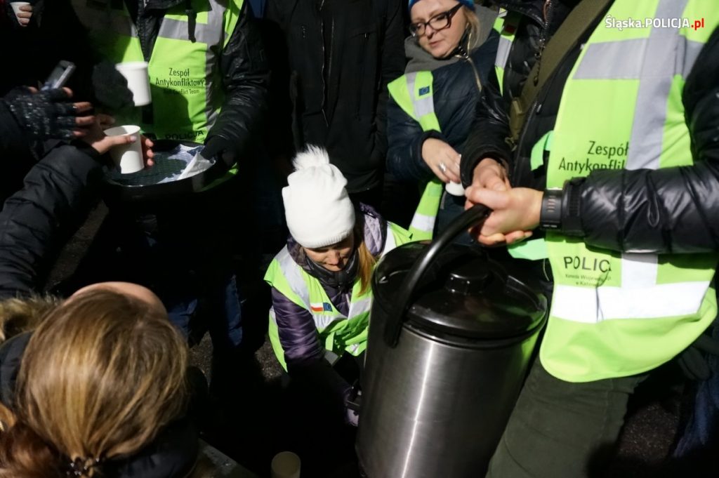 Komenda Wojewódzka Policji w Katowicach odniosła się do tych zarzutów. Kontrole autokarów przeprowadzono podejrzewano bowiem, że mogą być nimi przewożone niebezpieczne materiały (fot.KWP Katowice)