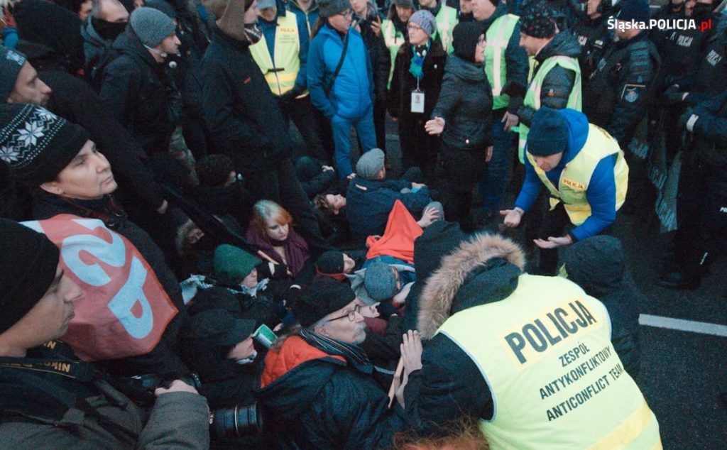 Komenda Wojewódzka Policji w Katowicach odniosła się do tych zarzutów. Kontrole autokarów przeprowadzono podejrzewano bowiem, że mogą być nimi przewożone niebezpieczne materiały (fot.KWP Katowice)