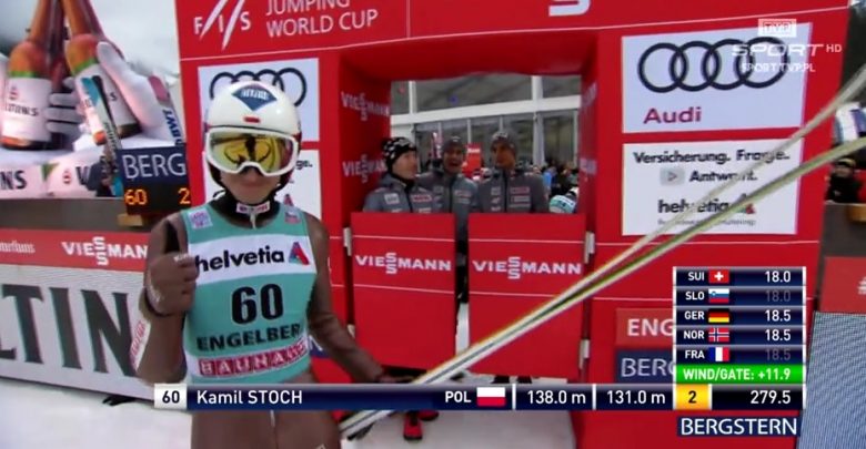 Piotr Żyła, Kamil Stoch i Ryoyu Kobayashi rozegrali między sobą walkę o zwycięstwo w niedzielnym konkursie Pucharu Świata w Engelbergu (fot. TVP)
