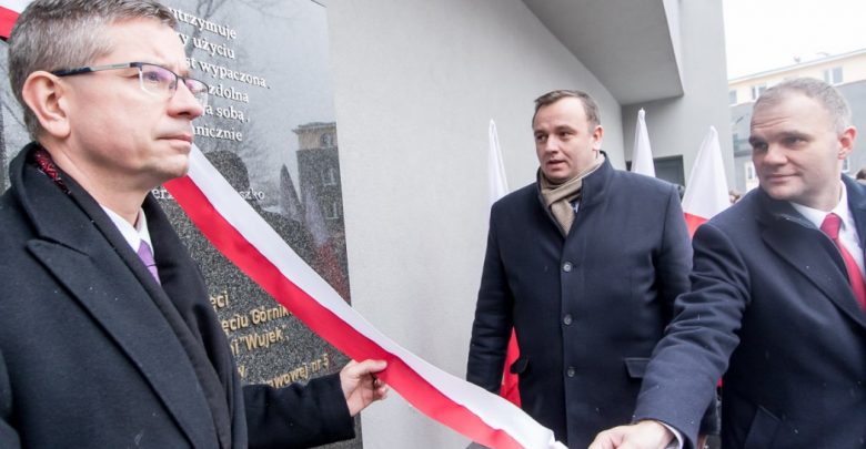 W Szkole Podstawowej nr 5 w Katowicach odsłonięto pamiątkową tablicę poświęconą Dziewięciu Górnikom zabitym w czasie pacyfikacji kopalni Wujek (fot.slaskie.pl)