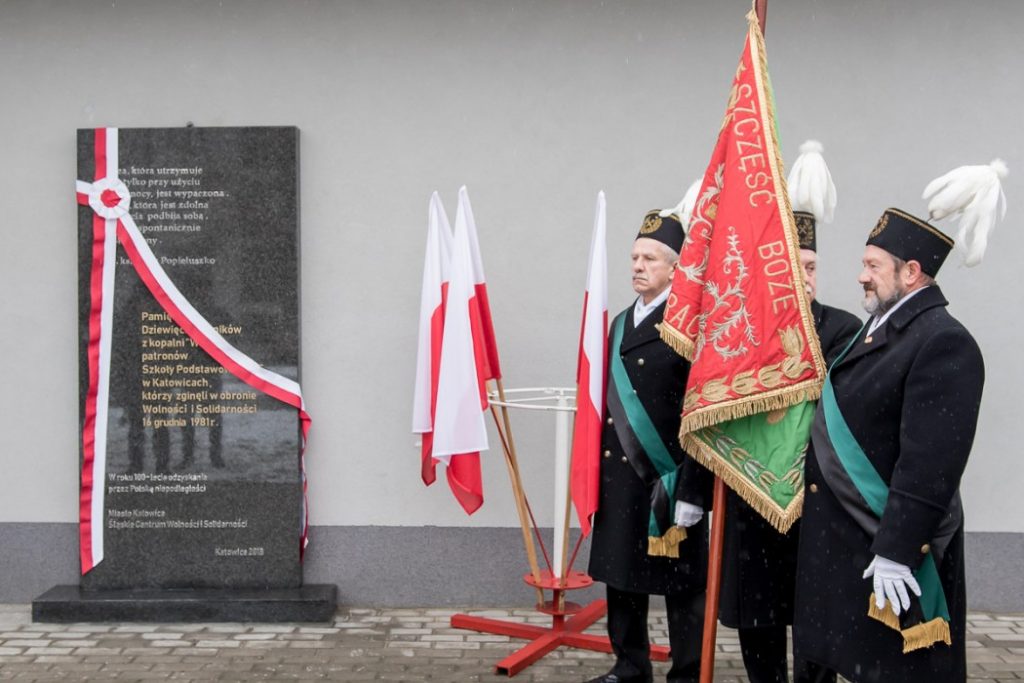 W Szkole Podstawowej nr 5 w Katowicach odsłonięto pamiątkową tablicę poświęconą Dziewięciu Górnikom zabitym w czasie pacyfikacji kopalni Wujek (fot.slaskie.pl)