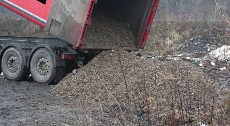 Nielegalne wysypisko w Radzionkowie: ciężarówki chciały wysypać odpady