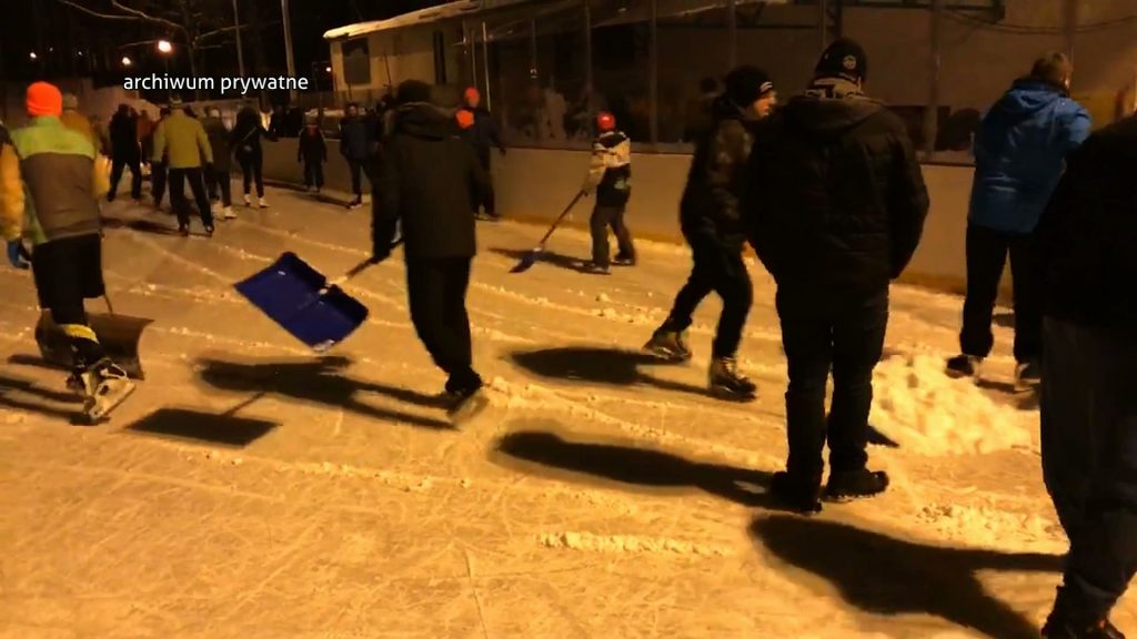Katowice: Mieszkańcy chcieli jeździć, więc sami sobie odśnieżyli lodowisko na Murckach