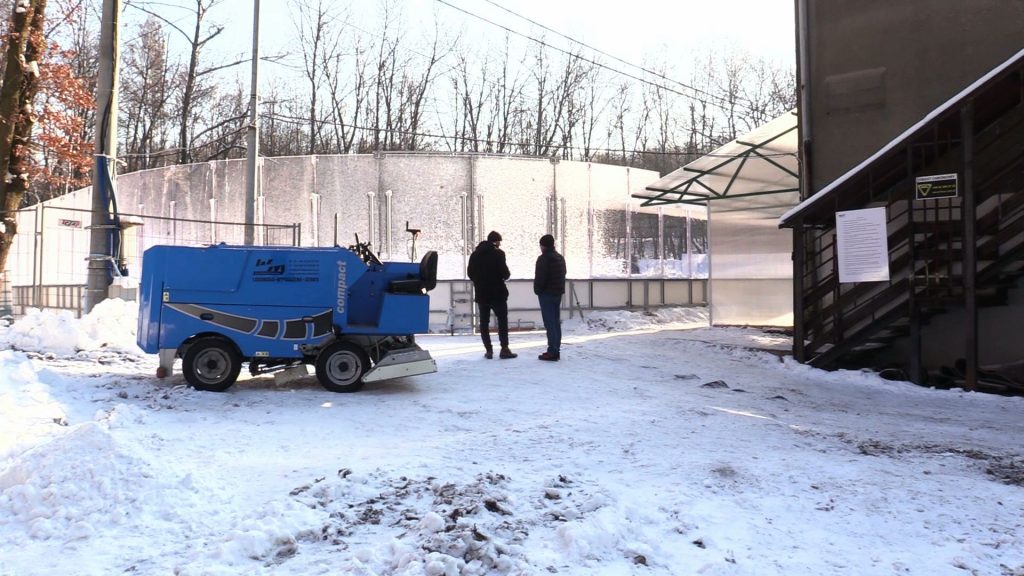 Prace na lodowisku trwały kilka godzin. Mieszkańcy podają przykłady z innych miast, gdzie również funkcjonują lodowiska otwarte