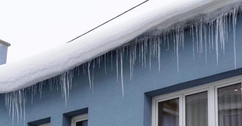 Pamiętajcie o odśnieżaniu dachów i usuwaniu sopli! Na tych, którzy tego nie robią czekają mandaty! (fot.MSWiA)
