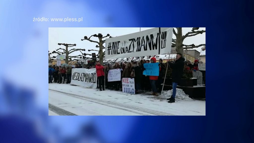 Uczniowie III LO w Pszczynie nie chcą zmian w ich szkole. Dlatego protestują przeciwko przeniesieniu szkoły do innego budynku