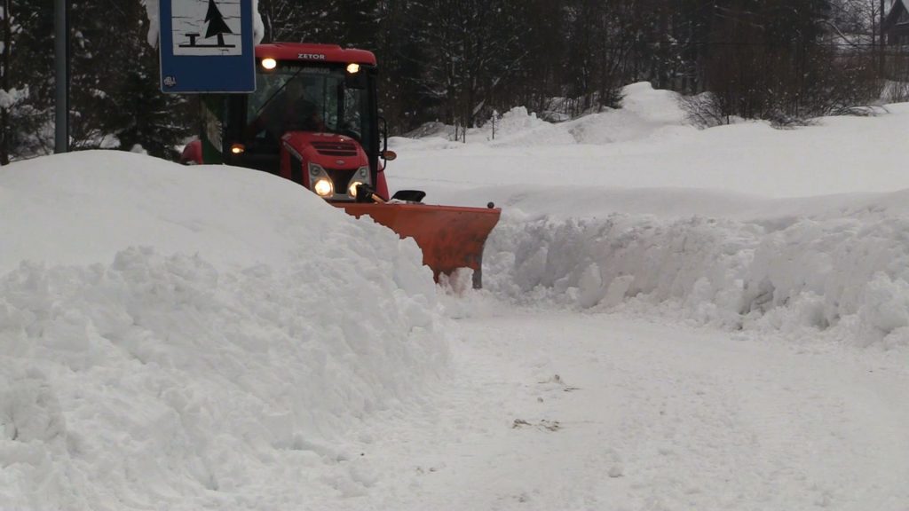 Transport samochodowy w Beskidzie Żywieckim jest utrudniony, także pociągi mają problemy z poruszaniem się