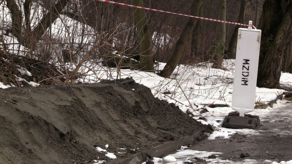 Bytom: Budowali nielegalną drogę, żeby wozić nią odpady!