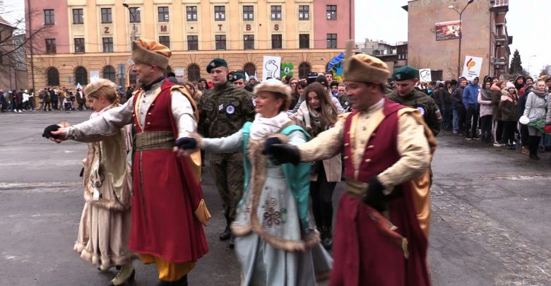 Zabrze: Kilkuset maturzystów zatańczyło Poloneza z Zespołem Śląsk! W Rudzie Śląskiej też wielkie tańczenie