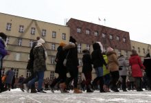 W Rudzie Śląskiej maturzyści zatańczyli Poloneza na placu Jana Pawła II