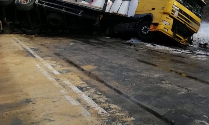 Zderzenie osobówki z ciężarówką. Zginęli rodzice dwóch chłopców. Dzieci zostały ranne (fot.Policja Podkarpacka)