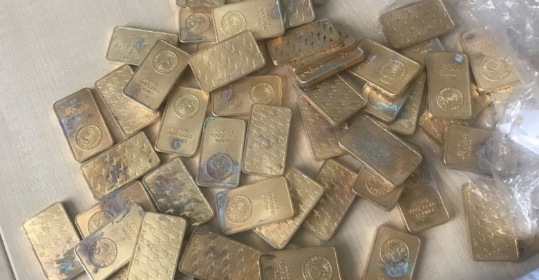 Śląskie: Pożyczał pieniądze, a w zastaw zostawiał fałszywe sztabki złota. 28-latek oszukał kilka osób na 3 mln złotych (fot.Śląska Policja)