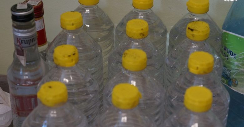 Bytom: Rozlewała w swoim mieszkaniu "lewy alkohol". Została zatrzymana (fot.KMP Bytom)