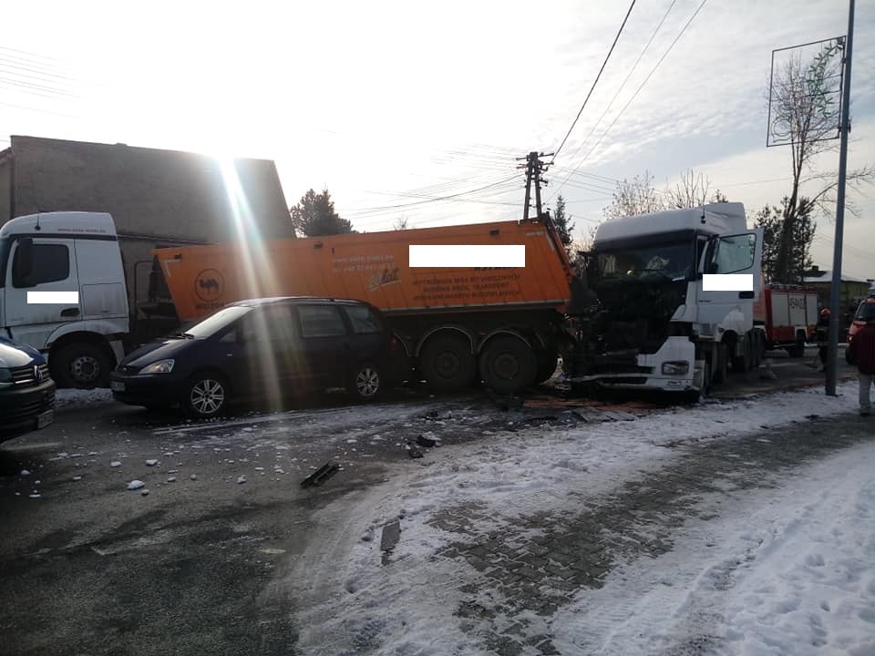 Groźny wypadek w Knurowie. Na ulicy Dworcowej zderzyły się dwa TIRy i trzy samochody osobowe. Droga po wypadku została zablokowana (fot.Zdarzenia drogowe powiatu gliwickiego)