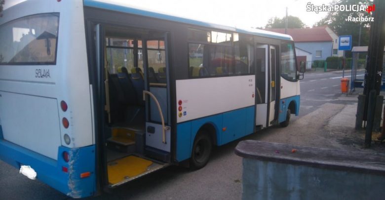 Poszedł na rekord. Kierowca autobusu usłyszał... 134 zarzuty. Bez prawa jazdy woził pasażerów przez rok