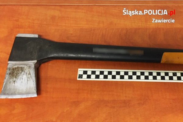 Śląskie: Rzucał się z siekierą na osoby odpalające petardy. Trafił do aresztu (fot.KPP Zawiercie)