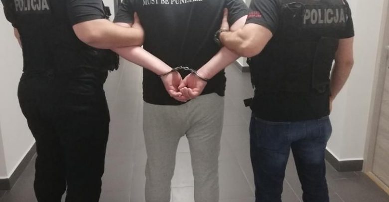 Wypchnął znajomego przez balkon. Mężczyznę znaleziono na chodniku. Zmarł w szpitalu (fot.policja.pl)