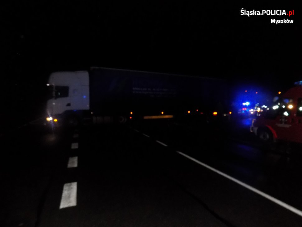 Koszmarnie wyglądający wypadek na DK 1 w Markowicach. Osobówka dosłownie wbiła się pod TIR-a! ranne zostały trzy osoby, w tym 12-letnie dziecko(fot.KPP Myszków)