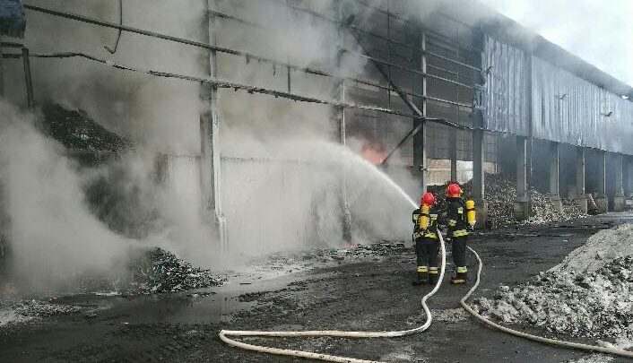 W Zabrzu Biskupicach płonie stacja recyklingu zlokalizowana przy ul. Szybowej. Trwa akcja gaśnicza (fot.UM Zabrze)