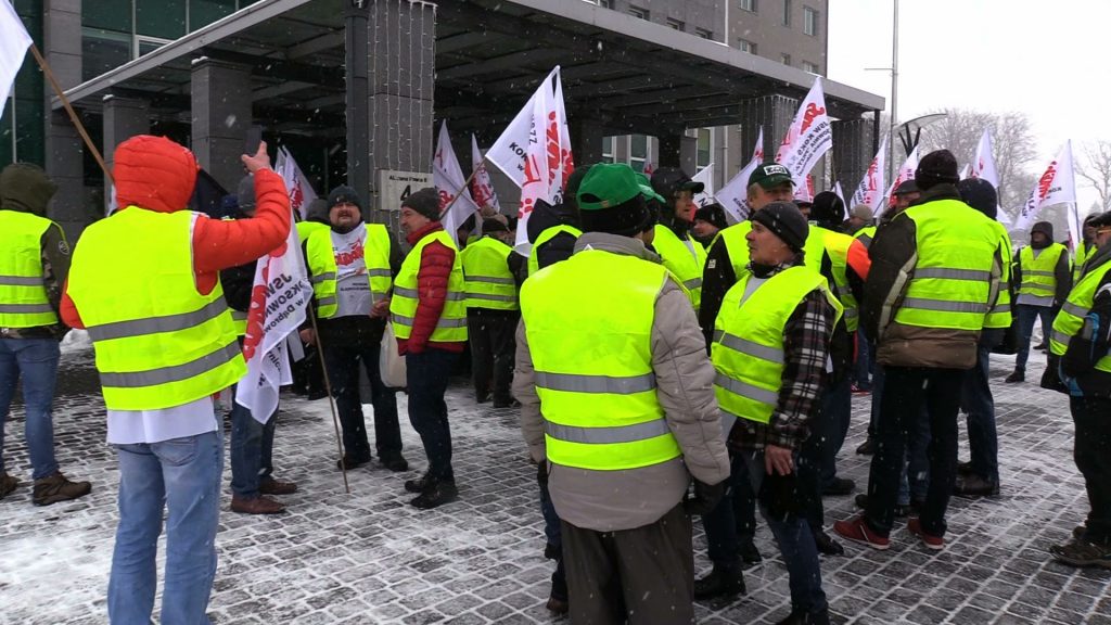Protest w JSW: Związkowcy murem za prezesem Ozonem! Policja musiała wyprowadzać radę nadzorczą