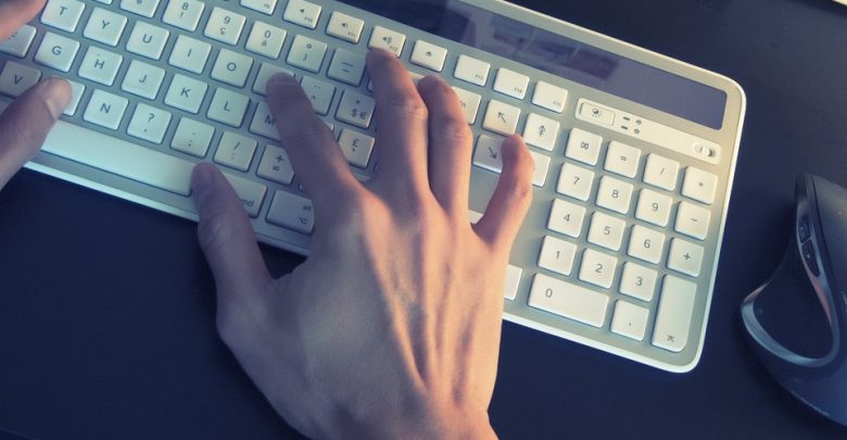 Hejt w internecie? Groźby? Cyberprzemoc? Ministerstwo ma pomysł na internetowych agrsorów