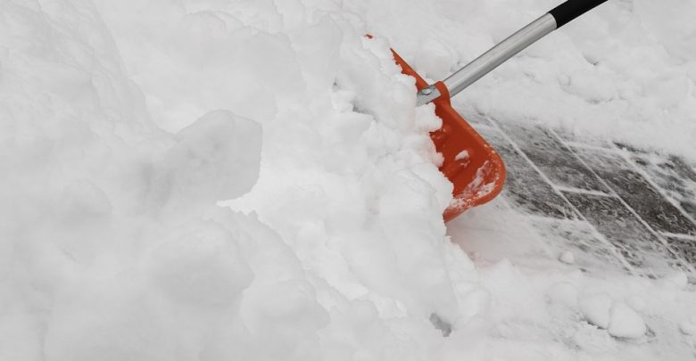 Nie odśnieżasz chodnika? Grozi Ci surowa grzywna! Ale to nie wszystko