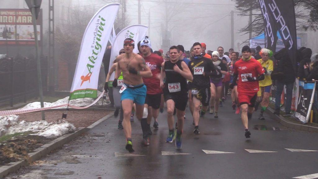 2,5 km w samych kąpielówkach i ręczniku? Czemu nie! W Orzeszu odbył się Bieg Morsów z Ręcznikiem.