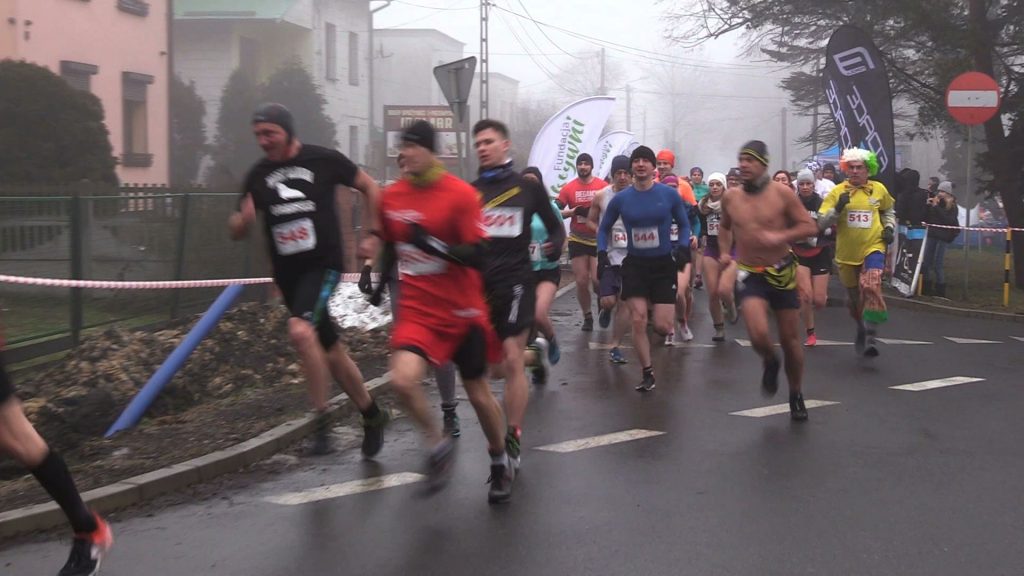 2,5 km w samych kąpielówkach i ręczniku? Czemu nie! W Orzeszu odbył się Bieg Morsów z Ręcznikiem.