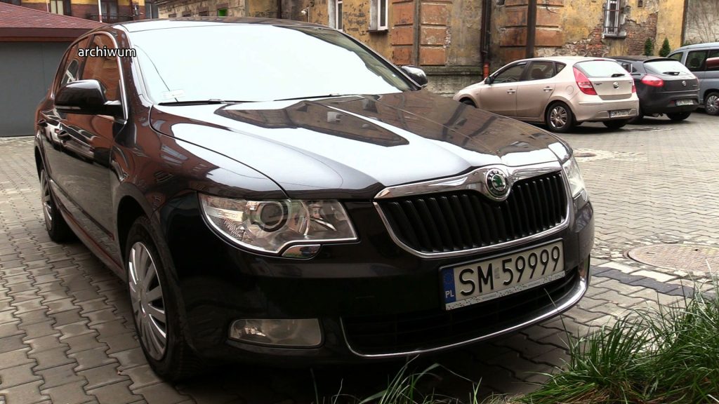 Służbowa Skoda Superb, którą jeszcze do niedawna jeździł prezydent Mysłowic Edward Lasok czeka na nowego właściciela