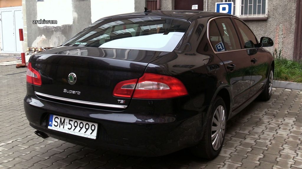 Służbowa Skoda Superb, którą jeszcze do niedawna jeździł prezydent Mysłowic Edward Lasok czeka na nowego właściciela