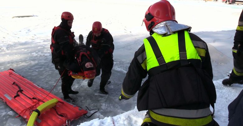 Dziś strażacy z Państwowej Straży Pożarnej w ramach akcji „Bezpieczne Ferie” uczyli najmłodszych jak zadbać o swoje bezpieczeństwo