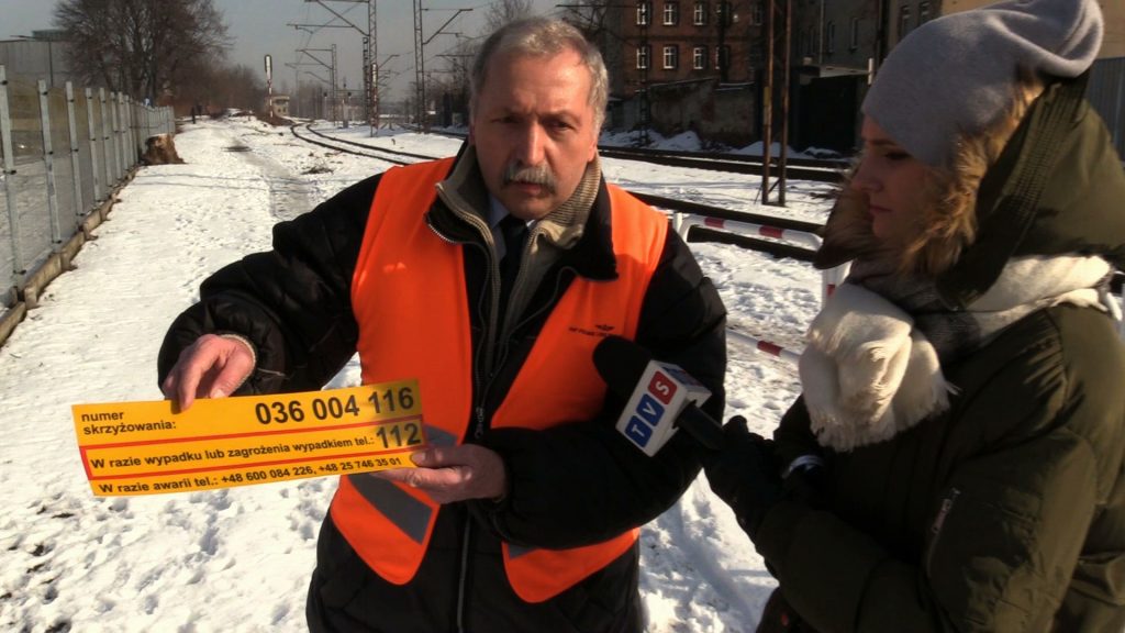 -Tutaj u góry mamy numer identyfikacyjny każdego przejazdu kolejowego – podając ten numer operator numeru 112 dokładnie lokalizuje miejsce, gdzie znajduje się ten przejazd kolejowy - dodaje Jacek Karniewski, PKP Polskie Linie Kolejowe S.A.