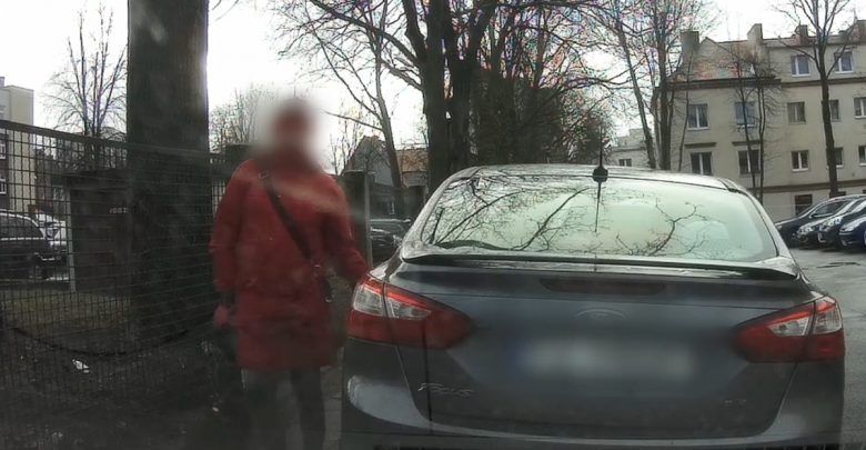 Ostrym kamieniem po samochodach. W ten sposób ukarała kierowców, którzy źle zaparkowali (fot.Policja Lubuska)