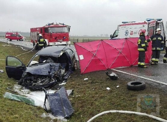 Zderzenie opla corsy z ciężarowym iveco. Nie żyją dwie osoby. 10-letnie dziecko przeżyło wypadek