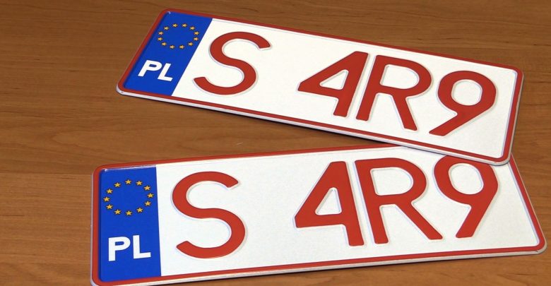 Coraz więcej kierowców na Śląsku oszukuje. Po co im tzw. małe blachy?