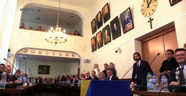 Katowice: Budda obok krzyża? Radny chce innych symboli religijnych w sali obrad!